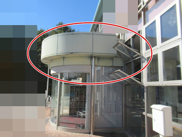 南都留郡富士河口湖町で金属製の玄関上ポーチに雨染み・黒ずみが発生している様子