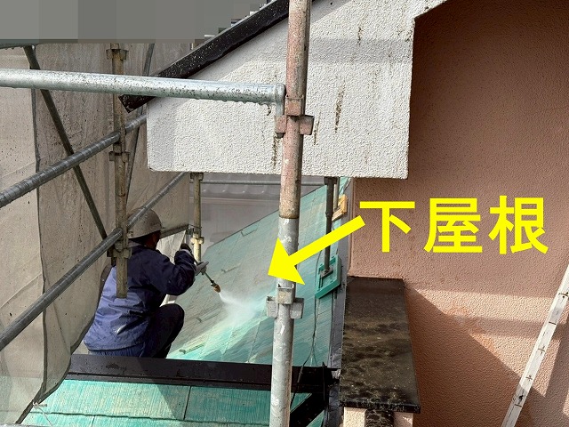 笛吹市でスレート屋根（コロニアル屋根）を高圧洗浄する様子