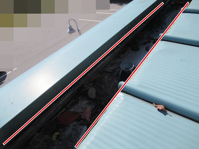 南都留郡富士河口湖町で観光ホテルの箱樋（雨樋）に落ち葉・枝が溜まっている様子