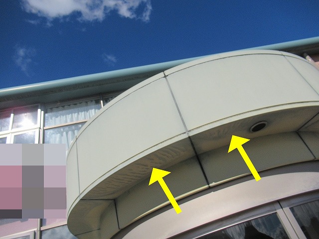 南都留郡富士河口湖町で金属製の玄関上ポーチに雨染み・黒ずみが発生している様子