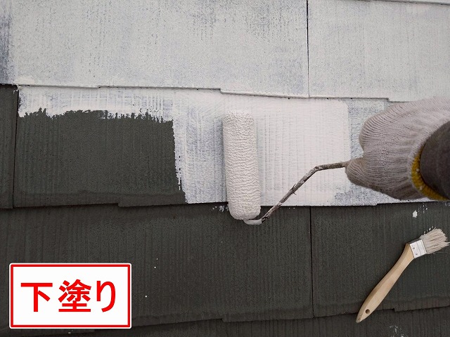 北杜市でスレート屋根にベスコロフィラーで下塗りを行う様子