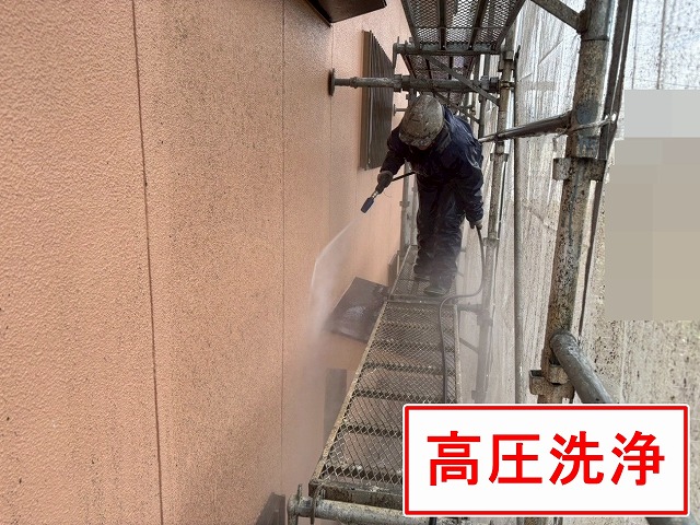 笛吹市で外壁を高圧洗浄する様子