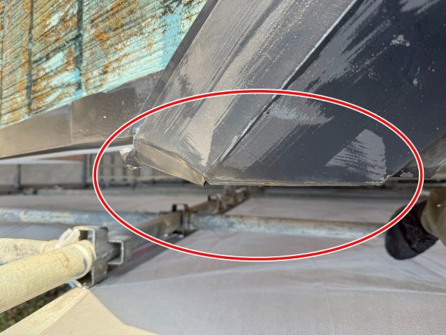 笛吹市で棟板金が浮き・変形している様子