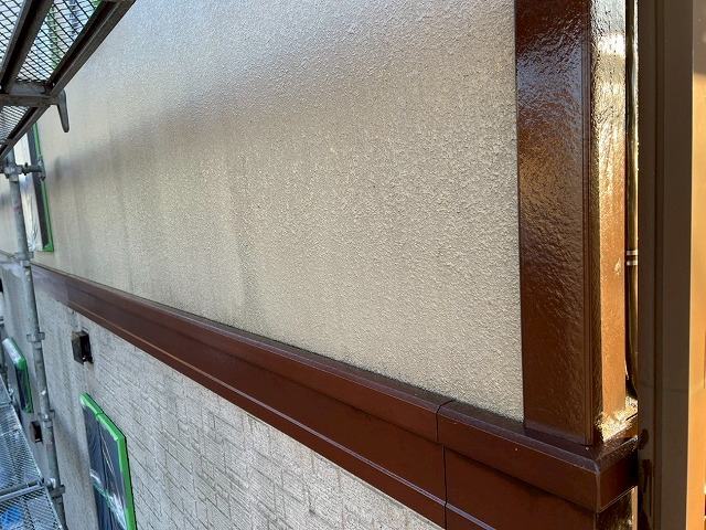 西八代郡市川三郷町で幕板塗装（帯飾り塗装）を行う様子（ビフォーアフター）