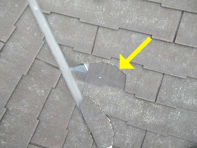 西八代郡市川三郷町で塗装できないスレート屋根のシーリング補修（コーキング補修）を行う様子