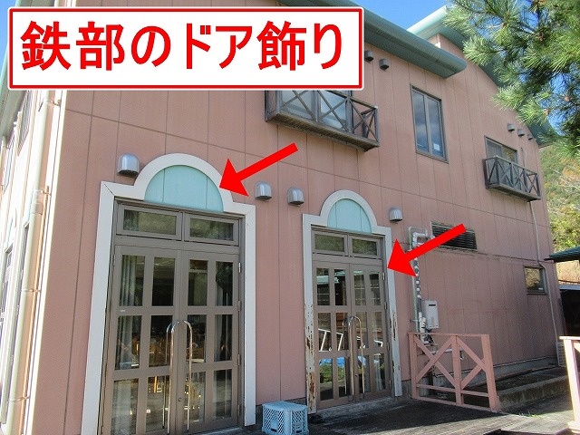 南都留郡富士河口湖町で鉄部のドア飾りが錆びている様子（もらい錆びあり）