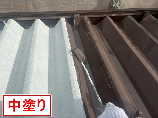 西八代郡市川三郷町で折板屋根を塗装（遮熱塗料）する様子（中塗り）