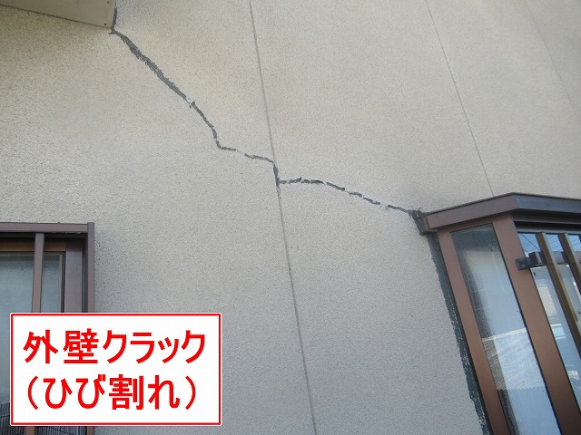 南アルプス市で外壁クラック（ひび割れ）にシーリング補修している様子