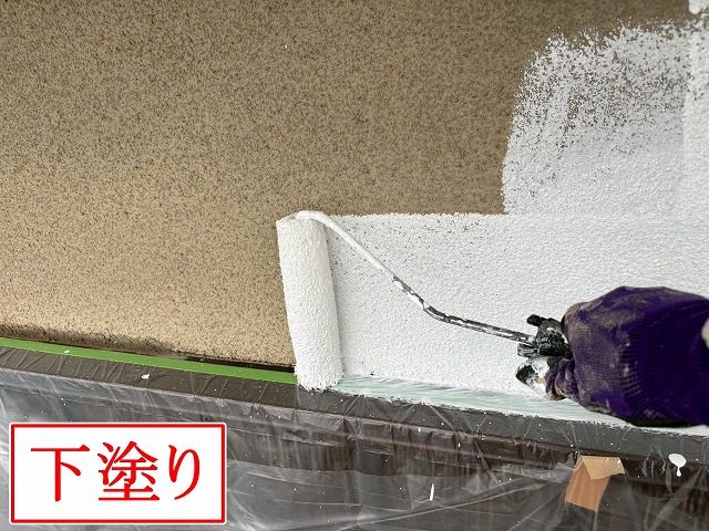 外壁の下塗り作業