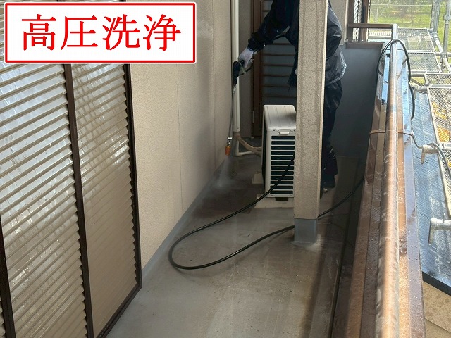 南アルプス市でベランダ防水のトップコート塗布！立ち上がりから床面まで丁寧に保護！