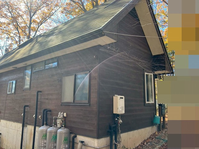 北杜市で外壁調査を実施！木部外壁の反り・剥がれ、基礎まわりの苔汚れを確認しました