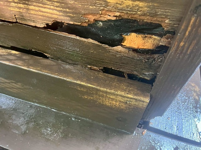 北杜市で腐朽した木部と破れた防水紙を確認し、木部専用エポキシパテで外壁欠損補修！