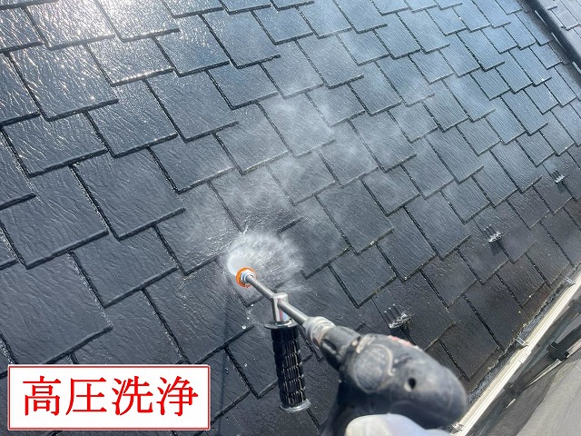 屋根の高圧洗浄作業