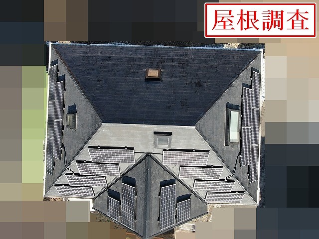 韮崎市で屋根調査を実施！苔・藻の繁殖や太陽光パネルの汚れ、天窓まわりと雨樋の歪み