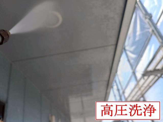 軒天の高圧洗浄作業