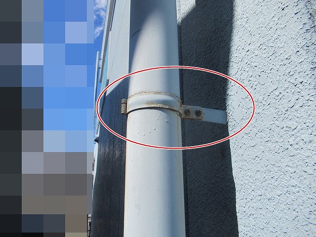 金具まわりが汚れた竪樋