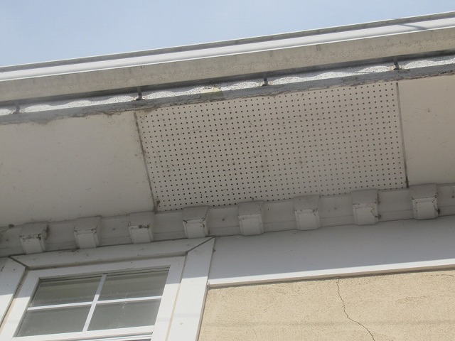甲府で付帯部調査を実施！軒天の黒カビと破風・木枠の塗膜剥がれ、竪樋の破損を確認！