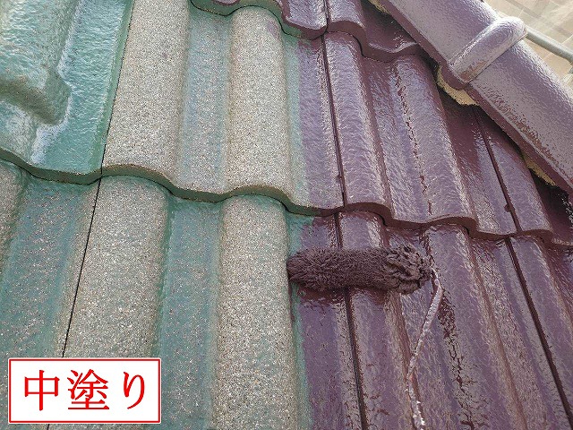 中塗り中の屋根塗装