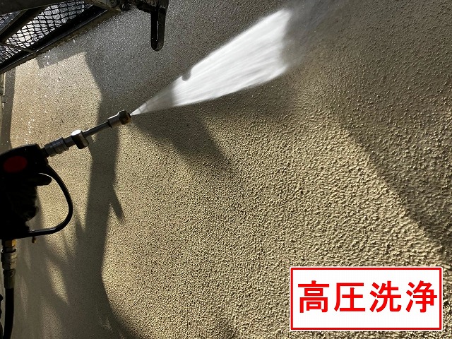 笛吹市で左官後ソフトリシンで吹付け（パターン付け）・シーラーとフィラーで下塗り！