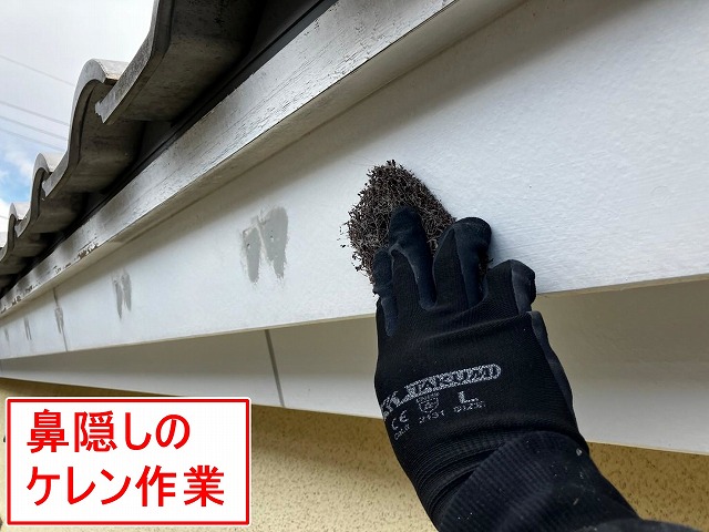 笛吹市で雨樋交換（古い雨樋撤去後、新しい雨樋設置前）の際に鼻隠しをブラウンに塗装