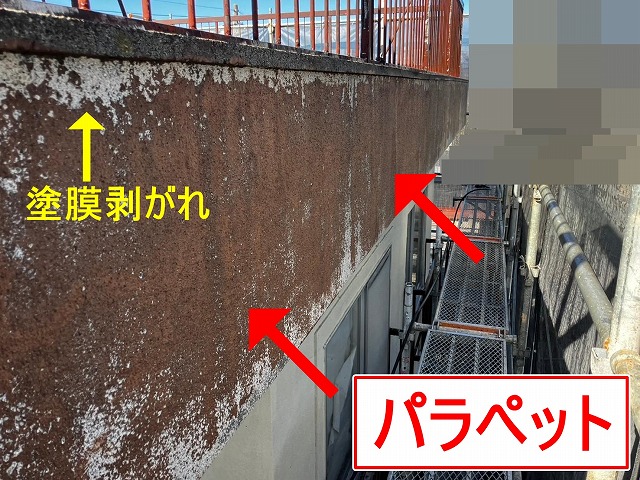 甲府市でパラペット（立ち上がり外壁）を高圧洗浄、下塗り→中塗り→上塗りで塗装実施