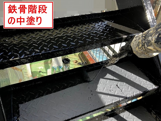 甲府市で屋上・ベランダの手摺と鉄骨階段にファインSi（シリコン塗料）で黒に色替え
