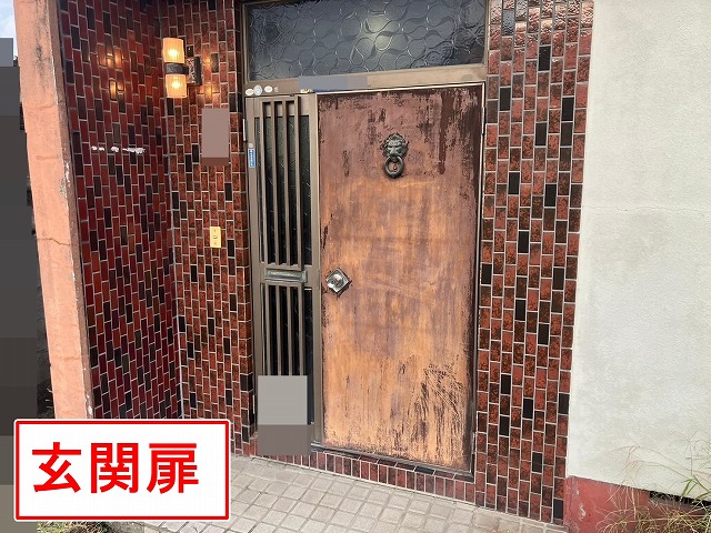 甲府市で玄関扉に高圧洗浄・ケレン作業の後に3回塗りしてダークブラウンに仕上げます