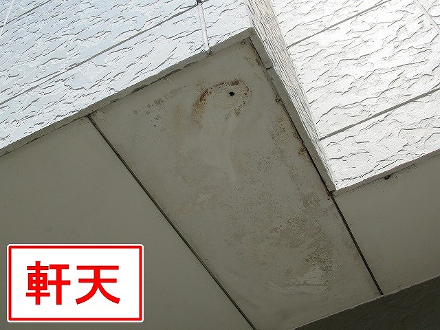 笛吹市で雨染みの目立つ軒天