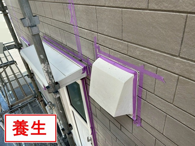 南アルプス市で窓・ドア・換気フードの廻りにシーリング増し打ち工事を実施しました！