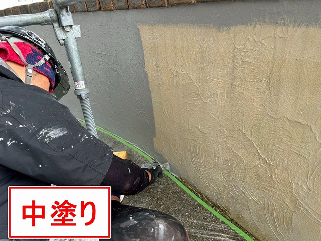 南アルプス市で目隠し擁壁にパーフェクトトップSiのグレーを塗装する様子