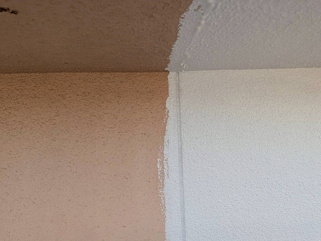 笛吹市でモルタル外壁に下塗りを行う様子（パーフェクトフィラー）