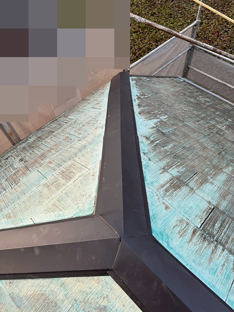 笛吹市で板金交換を行う様子（新しい板金を設置）