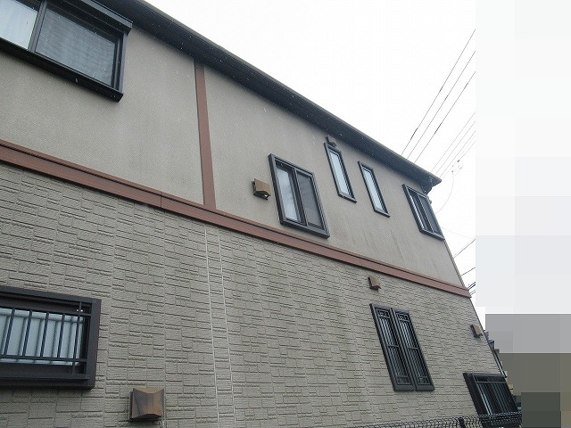 西八代郡市川三郷町でモルタル外壁・サイディング外壁に苔・藻が繁殖している様子