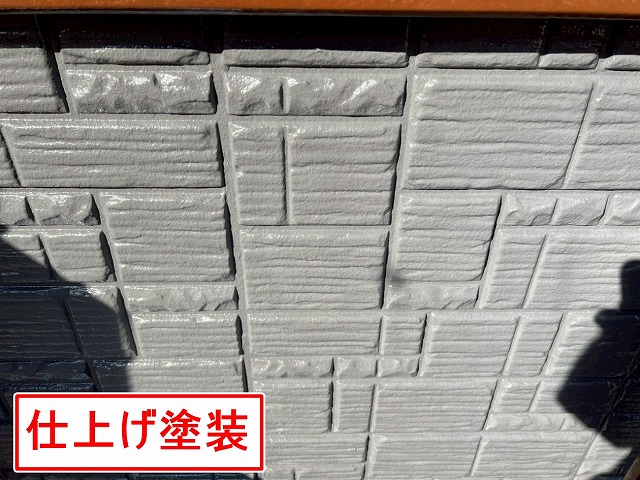 西八代郡市川三郷町でローラーを使用して塗装する様子（ラジカル塗装）