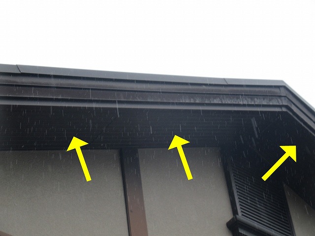 西八代郡市川三郷町で色あせた軒天（塗装前）