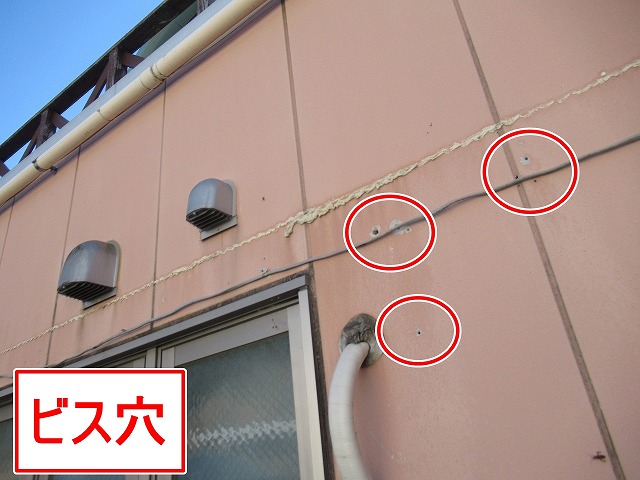 南都留郡富士河口湖町で観光ホテルのALC外壁にビス穴が残っている様子