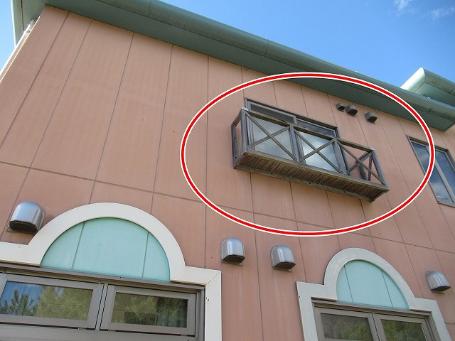 南都留郡富士河口湖町で観光ホテルの木部飾りの塗膜あせ（色あせ）がある様子