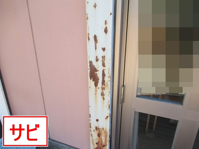 南都留郡富士河口湖町で鉄部のドア飾りが錆びている様子（もらい錆びあり）