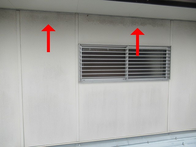 西八代郡市川三郷町でモルタル外壁が黒ずんでいる様子（カビの発生）