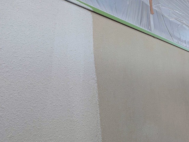 西八代郡市川三郷町でモルタル外壁にパーフェクトプライマーで下塗りする様子