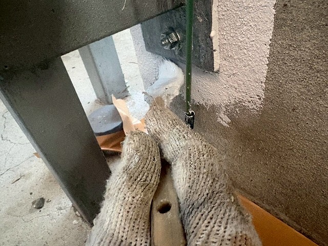 西八代郡市川三郷町で刷毛を使用して基礎塗装を行う様子（基礎ガード使用）