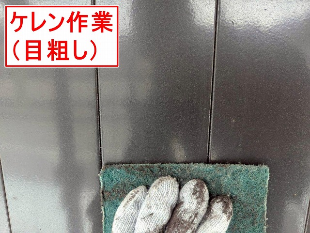 西八代郡市川三郷町で雨戸戸袋の塗装の際にケレン作業（目粗し）を行う様子