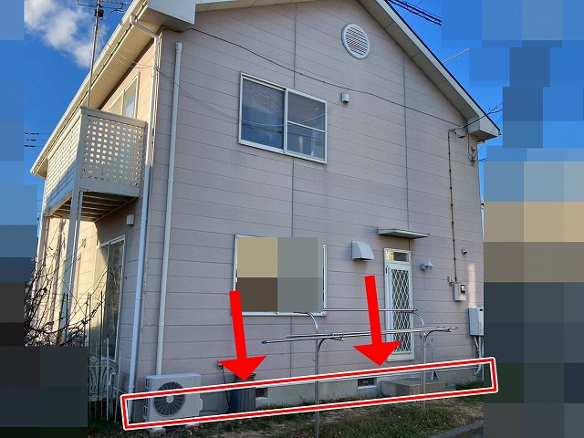 山梨市で住宅の基礎巾木を専用塗料で塗装する様子