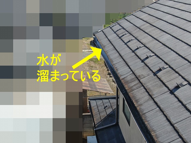 南アルプス市で雨樋（軒樋）が雪の重みで歪み、水が溜まっている様子