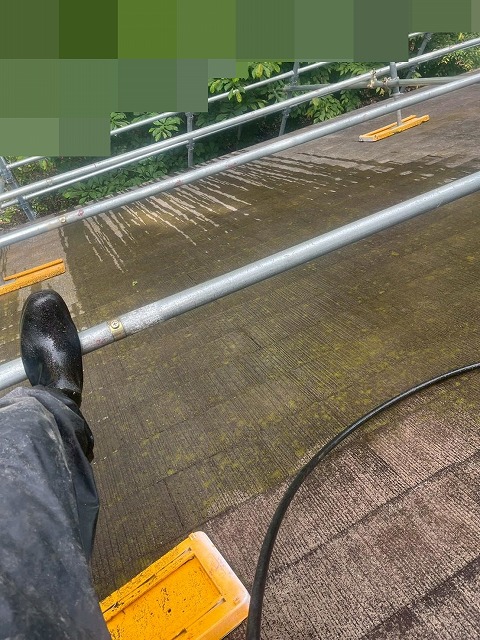 洗浄中のスレート屋根