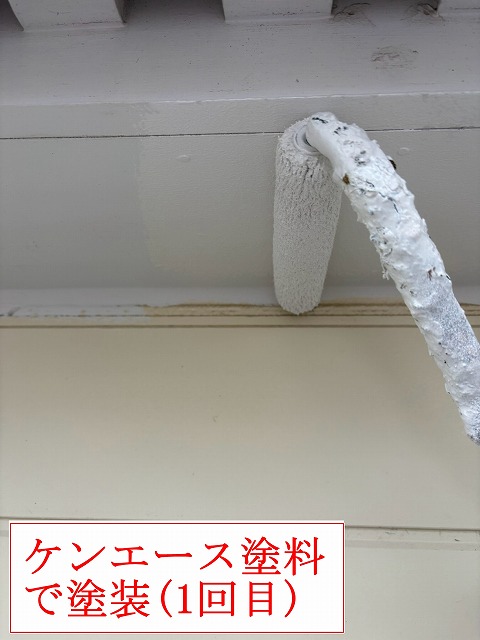 軒天の1回目塗装中