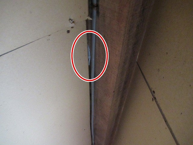 北杜市で天井の端からビニール（断熱材の端）が見える様子