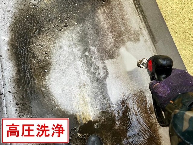 笛吹市でベランダ（バルコニー）の床を高圧洗浄する様子