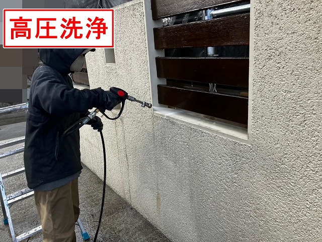 笛吹市でクラック（ひび割れ）の目立つ擁壁に高圧洗浄を行う様子