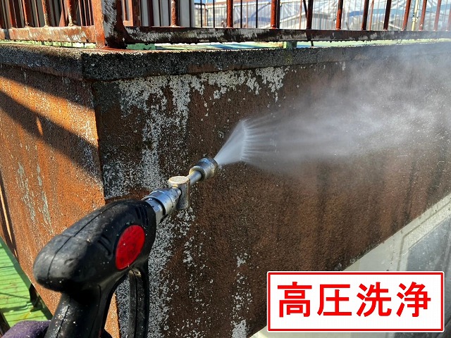 甲府市でパラペット塗装前に高圧洗浄を行う様子